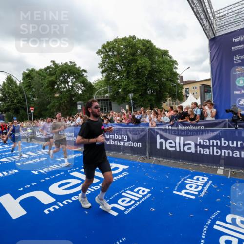 29.06.2025 - hella hamburg halbmarathon Zöllner http://msf.ph/oto/8422344 29.06.2025 10:54:18 Ziel 3103, 3177, 3861, 3898, 6082, 6084, 6443, 7274, 8223, 9791, 11430, 12213, 13033, 13794, 13803, 15169, 15524, 16527, 16574, 16750, 16780, 17087 meine-sportfotos.de
