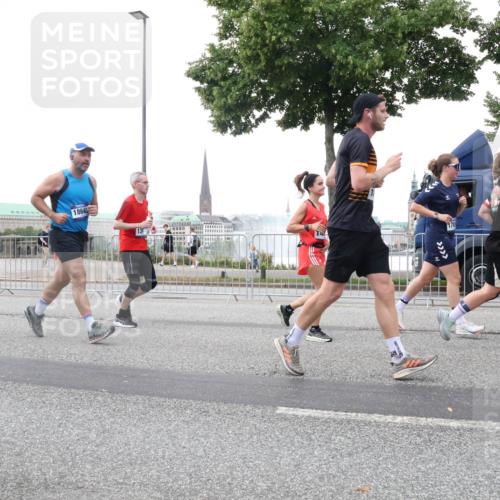 29.06.2025 - hella hamburg halbmarathon Lena Gebhardt http://msf.ph/oto/8422351 29.06.2025 10:52:48 Lombardsbrücke 18645, 14, 51, 1369, 1826, 2146, 2291, 2362, 2420, 2528, 2701, 2983, 2988, 3140, 3227, 3645, 3787, 4591, 4729, 5360, 6135, 6521, 6671, 7032, 7511, 7681, 7735, 7737, 7812, 8641, 9068, 9070, 9103, 9545, 9731, 10055, 10080, 10392, 10417, 10568, 10600, 10879, 10928, 10981, 11084, 11297, 11520, 11524, 11919, 12127, 12128, 12546, 12994, 14009, 14765, 14807, 14977, 14979 meine-sportfotos.de
