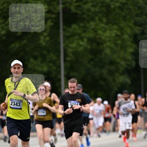 29.06.2025 - hella hamburg halbmarathon Dr. Thomas Lammeyer http://msf.ph/oto/8422355 29.06.2025 10:48:11 Kennedybrücke 1816, 2258, 2343, 2361, 3597, 4636, 4866, 5001, 5192, 5201, 5214, 5649, 5720, 5902, 5905, 6012, 6096, 6334, 6931, 7197, 7205, 8504, 9704, 10006, 10097, 10202, 11279 meine-sportfotos.de