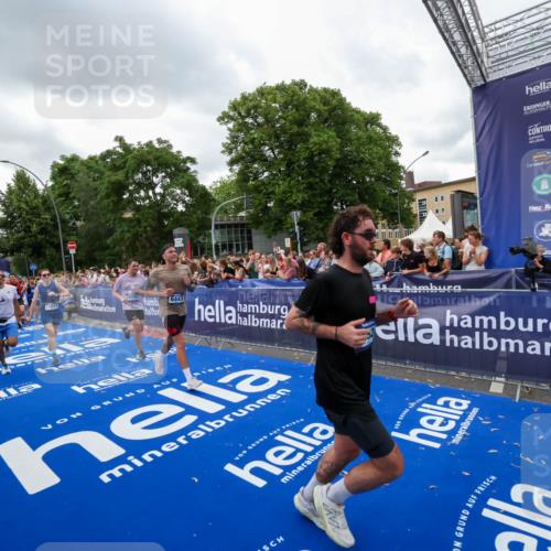 29.06.2025 - hella hamburg halbmarathon Zöllner http://msf.ph/oto/8422359 29.06.2025 10:54:18 Ziel 3103, 3177, 3861, 3898, 6082, 6084, 6443, 7274, 8223, 9791, 11430, 12213, 13033, 13794, 13803, 15169, 15524, 16527, 16574, 16750, 16780, 17087 meine-sportfotos.de
