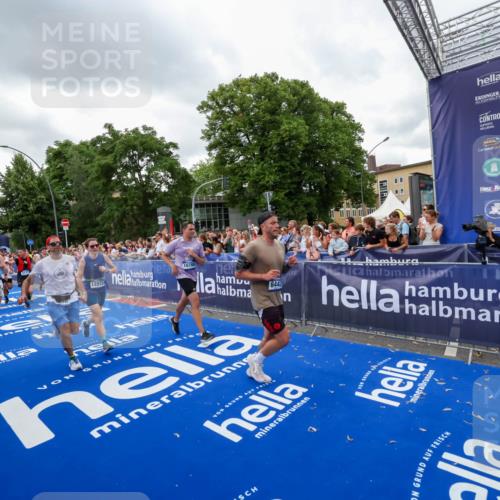 29.06.2025 - hella hamburg halbmarathon Zöllner http://msf.ph/oto/8422394 29.06.2025 10:54:19 Ziel 3103, 3177, 3861, 3898, 6082, 6084, 6443, 7274, 8223, 11430, 12213, 13033, 13803, 15169, 15524, 16527, 16574, 16750, 16780, 16879, 17087 meine-sportfotos.de