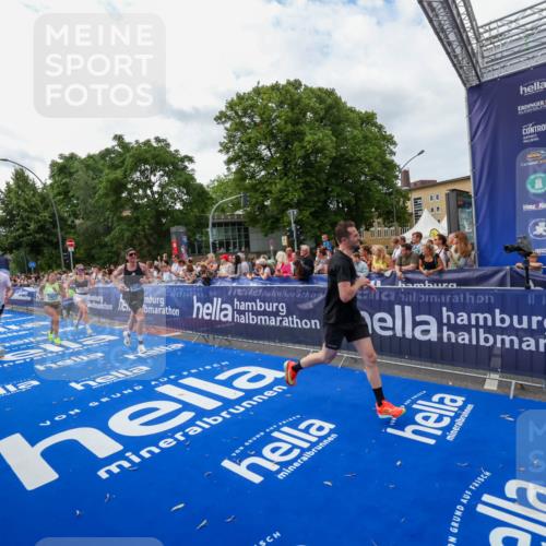 29.06.2025 - hella hamburg halbmarathon Zöllner http://msf.ph/oto/8422398 29.06.2025 10:32:33 Ziel 1707, 5070, 5746, 7845, 8883, 11745, 11877, 13199, 16957, 18135, 18562, 18563 meine-sportfotos.de