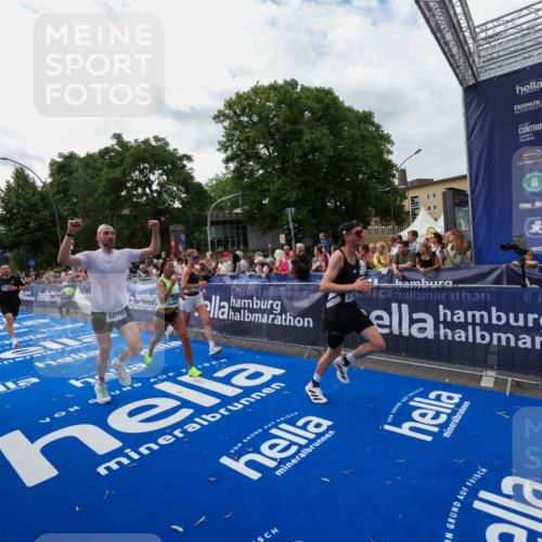 29.06.2025 - hella hamburg halbmarathon Zöllner http://msf.ph/oto/8422443 29.06.2025 10:32:34 Ziel 1707, 5070, 5746, 8883, 11745, 11877, 13199, 16957, 18135, 18562, 18563 meine-sportfotos.de
