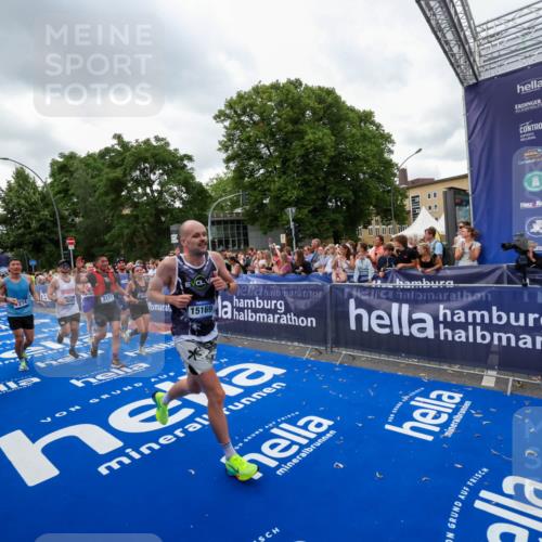29.06.2025 - hella hamburg halbmarathon Zöllner http://msf.ph/oto/8422450 29.06.2025 10:54:20 Ziel 1267, 3103, 3177, 3861, 3898, 6082, 6084, 6443, 7274, 8223, 11430, 12213, 13033, 13289, 13803, 15169, 15946, 16527, 16574, 16750, 16780, 16879, 17087, 17698, 18268 meine-sportfotos.de