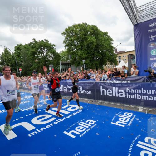 29.06.2025 - hella hamburg halbmarathon Zöllner http://msf.ph/oto/8422457 29.06.2025 10:54:21 Ziel 1267, 3103, 3177, 3861, 6082, 6084, 6512, 7274, 8223, 11430, 13033, 13289, 13803, 15169, 15946, 16527, 16574, 16750, 16879, 17087, 17698, 18268 meine-sportfotos.de