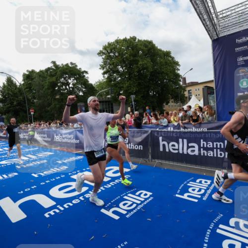 29.06.2025 - hella hamburg halbmarathon Zöllner http://msf.ph/oto/8422460 29.06.2025 10:32:34 Ziel 1707, 5070, 5746, 8883, 11745, 11877, 13199, 16957, 18135, 18562, 18563 meine-sportfotos.de