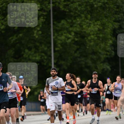 29.06.2025 - hella hamburg halbmarathon Dr. Thomas Lammeyer http://msf.ph/oto/8422469 29.06.2025 10:48:14 Kennedybrücke 1816, 2258, 2343, 2361, 3597, 4636, 4866, 5001, 5192, 5201, 5214, 5649, 5720, 5902, 5905, 6012, 6096, 6226, 6334, 6931, 7197, 7205, 8504, 9704, 9879, 10006, 10097, 10220, 11093, 11279 meine-sportfotos.de