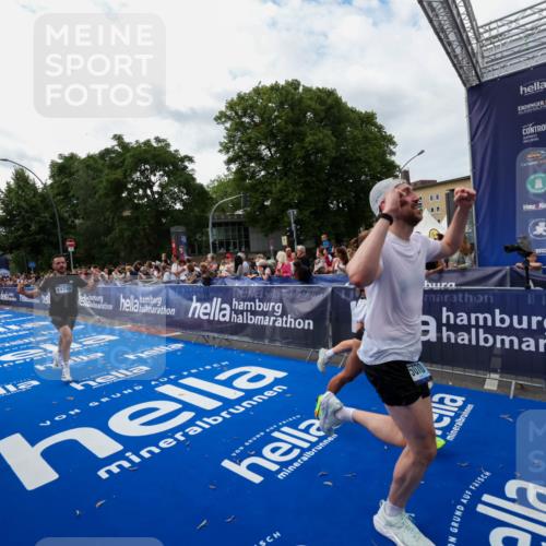 29.06.2025 - hella hamburg halbmarathon Zöllner http://msf.ph/oto/8422476 29.06.2025 10:32:34 Ziel 1707, 5070, 5746, 8883, 11745, 11877, 13199, 16957, 18135, 18562, 18563 meine-sportfotos.de