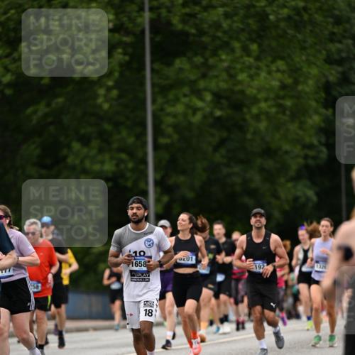 29.06.2025 - hella hamburg halbmarathon Dr. Thomas Lammeyer http://msf.ph/oto/8422479 29.06.2025 10:48:14 Kennedybrücke 1816, 2258, 2343, 2361, 3597, 4636, 4866, 5001, 5192, 5201, 5214, 5649, 5720, 5902, 5905, 6012, 6096, 6226, 6334, 6931, 7197, 7205, 8504, 9704, 9879, 10006, 10097, 10220, 11093, 11279 meine-sportfotos.de