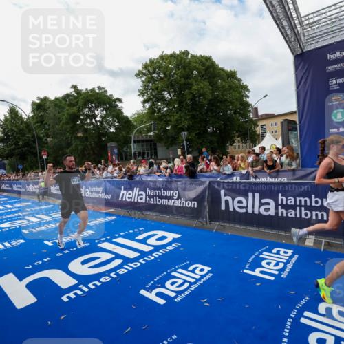 29.06.2025 - hella hamburg halbmarathon Zöllner http://msf.ph/oto/8422491 29.06.2025 10:32:35 Ziel 1707, 5070, 8883, 11745, 11877, 13199, 14293, 14908, 16957, 18135, 18562, 18563 meine-sportfotos.de