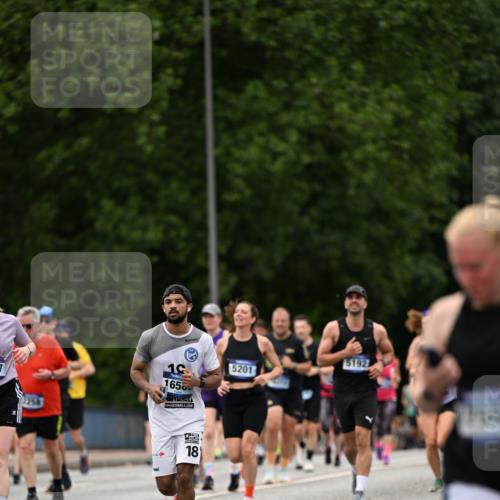 29.06.2025 - hella hamburg halbmarathon Dr. Thomas Lammeyer http://msf.ph/oto/8422492 29.06.2025 10:48:14 Kennedybrücke 1816, 2258, 2343, 2361, 3597, 4636, 4866, 5001, 5192, 5201, 5214, 5649, 5720, 5902, 5905, 6012, 6096, 6226, 6334, 6931, 7197, 7205, 8504, 9704, 9879, 10006, 10097, 10220, 11093, 11279 meine-sportfotos.de
