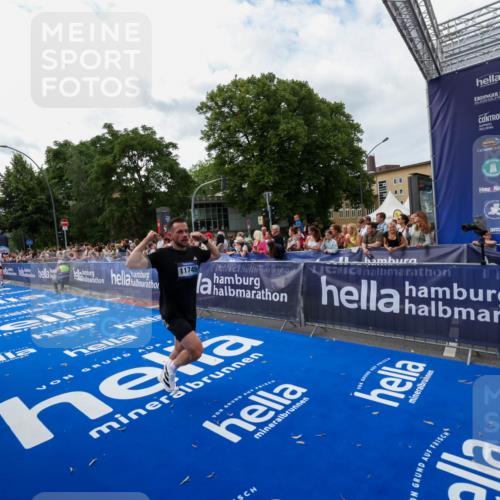 29.06.2025 - hella hamburg halbmarathon Zöllner http://msf.ph/oto/8422504 29.06.2025 10:32:35 Ziel 1707, 5070, 8883, 11745, 11877, 13199, 14293, 14908, 16957, 18135, 18562, 18563 meine-sportfotos.de