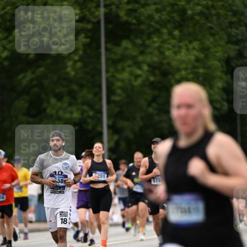29.06.2025 - hella hamburg halbmarathon Dr. Thomas Lammeyer http://msf.ph/oto/8422507 29.06.2025 10:48:15 Kennedybrücke 1816, 2258, 2343, 2361, 3597, 4636, 4866, 5001, 5192, 5201, 5214, 5649, 5902, 5905, 6012, 6096, 6226, 6334, 6931, 7197, 7205, 8504, 9704, 9879, 10006, 10097, 10220, 11093, 11279 meine-sportfotos.de