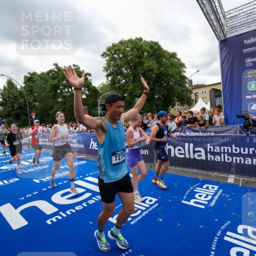29.06.2025 - hella hamburg halbmarathon Zöllner http://msf.ph/oto/8422515 29.06.2025 10:54:23 Ziel 1267, 1442, 3103, 3177, 3861, 4635, 6082, 6084, 6511, 6512, 7274, 8223, 8772, 11430, 12362, 13033, 13289, 13803, 15946, 16527, 16574, 16750, 16879, 17087, 17698, 18268 meine-sportfotos.de