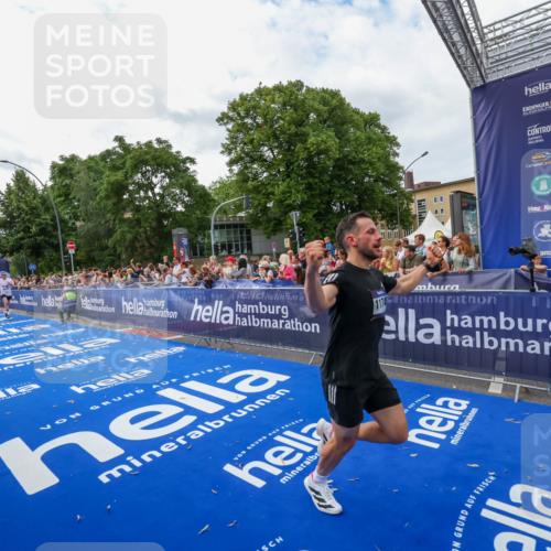 29.06.2025 - hella hamburg halbmarathon Zöllner http://msf.ph/oto/8422517 29.06.2025 10:32:35 Ziel 1707, 5070, 8883, 11745, 11877, 13199, 14293, 14908, 16957, 18135, 18562, 18563 meine-sportfotos.de