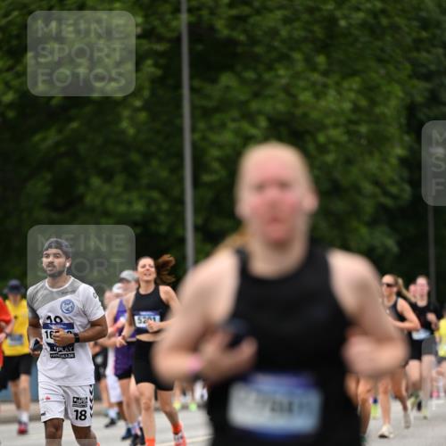 29.06.2025 - hella hamburg halbmarathon Dr. Thomas Lammeyer http://msf.ph/oto/8422519 29.06.2025 10:48:15 Kennedybrücke 1816, 2258, 2343, 2361, 3597, 4636, 4866, 5001, 5192, 5201, 5214, 5649, 5902, 5905, 6012, 6096, 6226, 6334, 6931, 7197, 7205, 8504, 9704, 9879, 10006, 10097, 10220, 11093, 11279 meine-sportfotos.de