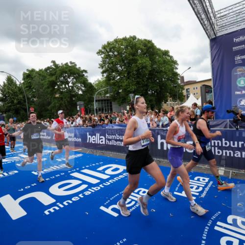 29.06.2025 - hella hamburg halbmarathon Zöllner http://msf.ph/oto/8422542 29.06.2025 10:54:23 Ziel 1267, 1442, 3103, 3177, 3861, 4635, 6082, 6084, 6511, 6512, 7274, 8223, 8772, 11430, 12362, 13033, 13289, 13803, 15946, 16527, 16574, 16750, 16879, 17087, 17698, 18268 meine-sportfotos.de