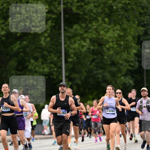 29.06.2025 - hella hamburg halbmarathon Dr. Thomas Lammeyer http://msf.ph/oto/8422559 29.06.2025 10:48:17 Kennedybrücke 1400, 1816, 2258, 2343, 2361, 2733, 3597, 4636, 4866, 5001, 5192, 5201, 5214, 5649, 5902, 5905, 6096, 6226, 6334, 6931, 7197, 7205, 8504, 9704, 9879, 10006, 10097, 10220, 11093, 11279 meine-sportfotos.de