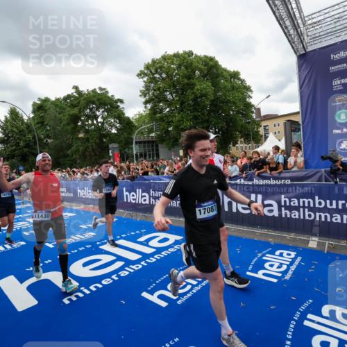 29.06.2025 - hella hamburg halbmarathon Zöllner http://msf.ph/oto/8422564 29.06.2025 10:54:24 Ziel 1267, 1442, 3103, 3426, 3861, 4635, 6511, 6512, 7274, 8223, 8772, 11430, 12362, 13289, 13803, 15946, 16327, 16527, 16574, 16750, 16879, 17087, 17698, 18268 meine-sportfotos.de