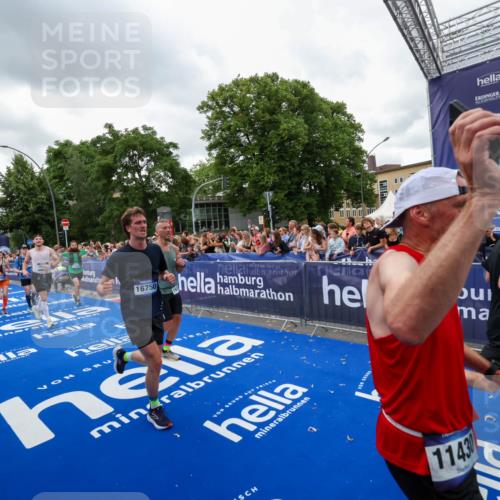 29.06.2025 - hella hamburg halbmarathon Zöllner http://msf.ph/oto/8422610 29.06.2025 10:54:26 Ziel 1267, 1442, 3426, 4635, 6511, 6512, 7129, 8772, 11009, 11430, 12321, 12362, 13289, 13803, 15946, 16327, 16574, 16750, 16879, 17698, 18268, 19067 meine-sportfotos.de