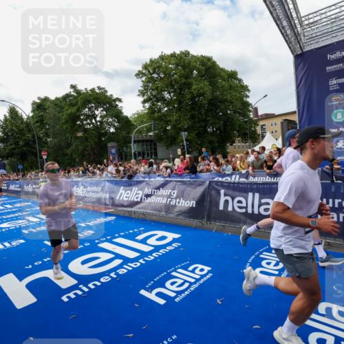 29.06.2025 - hella hamburg halbmarathon Zöllner http://msf.ph/oto/8422614 29.06.2025 10:32:39 Ziel 1707, 1990, 11877, 13199, 14293, 14908, 16619, 18135, 18562, 18563 meine-sportfotos.de