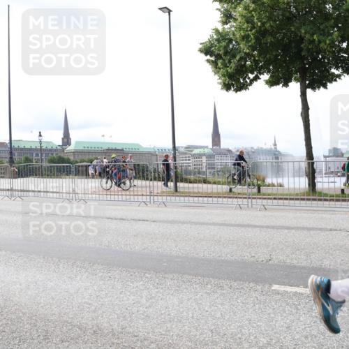29.06.2025 - hella hamburg halbmarathon Lena Gebhardt http://msf.ph/oto/8422617 29.06.2025 10:27:57 Lombardsbrücke 1148, 2080, 3389, 4372, 5177, 5285, 5369, 5604, 5847, 6214, 6632, 7497, 7764, 7978, 8085, 8215, 9567, 9654, 9688, 10158, 10412, 10413, 11692, 11739, 12780, 12823, 12842, 13043, 13568, 13678, 13860, 14017, 14155, 14206, 15123, 15607, 15608, 16569, 16804, 16838, 17427, 17791, 18012, 18256, 18301, 18626, 18766 meine-sportfotos.de