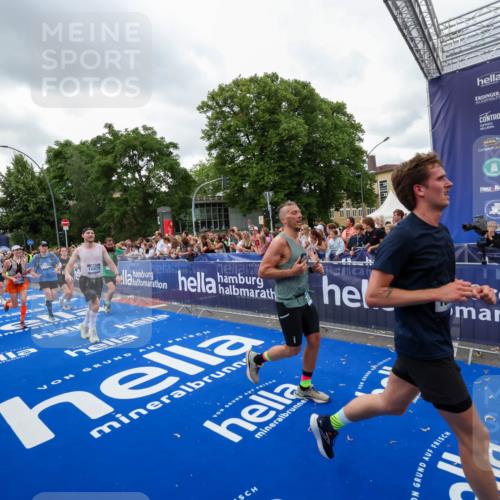 29.06.2025 - hella hamburg halbmarathon Zöllner http://msf.ph/oto/8422635 29.06.2025 10:54:26 Ziel 1267, 1442, 3426, 4635, 6511, 6512, 7129, 8772, 11009, 11430, 12321, 12362, 13289, 13803, 15946, 16327, 16574, 16750, 16879, 17698, 18268, 19067 meine-sportfotos.de