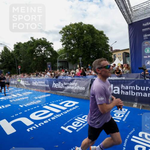 29.06.2025 - hella hamburg halbmarathon Zöllner http://msf.ph/oto/8422638 29.06.2025 10:32:40 Ziel 1707, 1990, 11877, 13961, 14293, 14908, 16619, 18135 meine-sportfotos.de