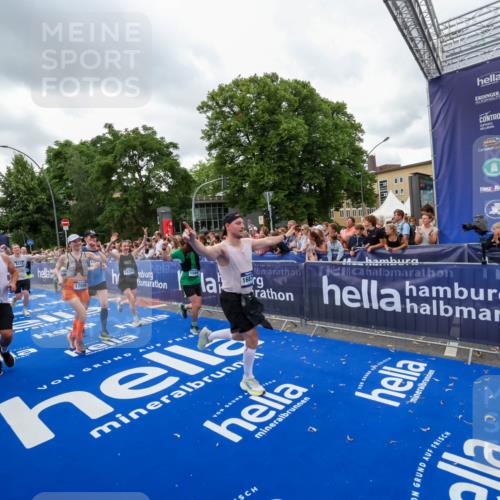 29.06.2025 - hella hamburg halbmarathon Zöllner http://msf.ph/oto/8422670 29.06.2025 10:54:27 Ziel 1267, 1442, 3426, 4635, 4868, 6511, 6512, 7129, 8772, 11009, 12321, 12362, 13289, 15946, 16327, 16574, 16750, 16879, 17698, 18268, 19067 meine-sportfotos.de