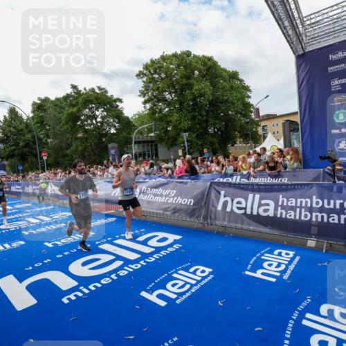 29.06.2025 - hella hamburg halbmarathon Zöllner http://msf.ph/oto/8422680 29.06.2025 10:32:41 Ziel 1707, 1990, 11877, 12987, 13961, 14293, 14908, 16619, 17117, 18135 meine-sportfotos.de