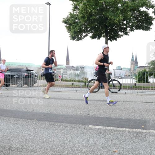 29.06.2025 - hella hamburg halbmarathon Lena Gebhardt http://msf.ph/oto/8422695 29.06.2025 10:52:52 Lombardsbrücke 1820, 1543, 1369, 1826, 2146, 2291, 2362, 2420, 2528, 2701, 2983, 2988, 3140, 3227, 3787, 4591, 4626, 4729, 5360, 6135, 6521, 6671, 7032, 7511, 7681, 7737, 7812, 8641, 9068, 9070, 9103, 9545, 10055, 10080, 10392, 10417, 10568, 10600, 10661, 10879, 10928, 10981, 11297, 11520, 11524, 11919, 12127, 12128, 12994, 13489, 13916, 13917, 14009, 14765, 14807, 14977, 14979, 16137 meine-sportfotos.de