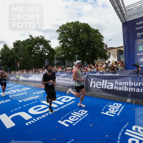 29.06.2025 - hella hamburg halbmarathon Zöllner http://msf.ph/oto/8422696 29.06.2025 10:32:41 Ziel 1707, 1990, 11877, 12987, 13961, 14293, 14908, 16619, 17117, 18135 meine-sportfotos.de