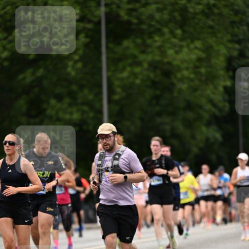 29.06.2025 - hella hamburg halbmarathon Dr. Thomas Lammeyer http://msf.ph/oto/8422725 29.06.2025 10:48:21 Kennedybrücke 1400, 1459, 2258, 2343, 2674, 2733, 3597, 4636, 4866, 5001, 5192, 5201, 5214, 5649, 5902, 5905, 6096, 6226, 6334, 6931, 7197, 8058, 8504, 8591, 9704, 9879, 10006, 10097, 10220, 10285, 10553, 11093, 11279 meine-sportfotos.de