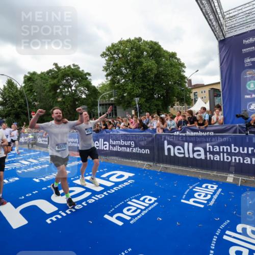 29.06.2025 - hella hamburg halbmarathon Zöllner http://msf.ph/oto/8422738 29.06.2025 10:54:29 Ziel 1267, 1442, 3426, 3794, 4635, 4868, 6511, 6512, 7129, 8772, 11009, 11797, 11799, 12321, 12362, 13289, 15146, 15946, 16327, 17698, 18268, 19067 meine-sportfotos.de