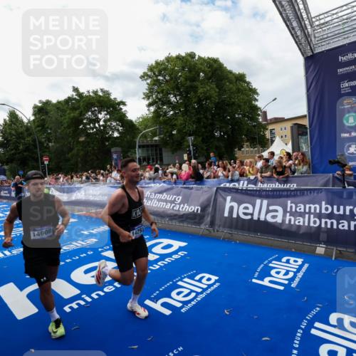 29.06.2025 - hella hamburg halbmarathon Zöllner http://msf.ph/oto/8422741 29.06.2025 10:32:43 Ziel 1990, 7965, 8062, 12987, 13961, 14293, 14908, 16619, 17117, 17151 meine-sportfotos.de