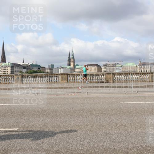 29.06.2025 - hella hamburg halbmarathon Lena Gebhardt http://msf.ph/oto/8422742 29.06.2025 08:57:52 Lombardsbrücke  meine-sportfotos.de