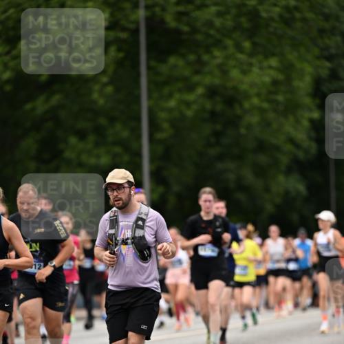 29.06.2025 - hella hamburg halbmarathon Dr. Thomas Lammeyer http://msf.ph/oto/8422746 29.06.2025 10:48:21 Kennedybrücke 1400, 1459, 2258, 2343, 2674, 2733, 3597, 4636, 4866, 5001, 5192, 5201, 5214, 5649, 5902, 5905, 6096, 6226, 6334, 6931, 7197, 8058, 8504, 8591, 9704, 9879, 10006, 10097, 10220, 10285, 10553, 11093, 11279 meine-sportfotos.de