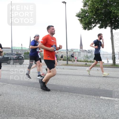 29.06.2025 - hella hamburg halbmarathon Lena Gebhardt http://msf.ph/oto/8422755 29.06.2025 10:52:53 Lombardsbrücke 4729, 8641, 14, 1369, 1826, 2146, 2291, 2362, 2420, 2528, 2701, 2983, 2988, 3140, 3227, 3787, 4591, 4626, 4729, 5360, 6135, 6521, 7032, 7511, 7681, 7737, 7812, 8641, 9068, 9070, 9103, 9545, 10055, 10080, 10392, 10417, 10568, 10600, 10661, 10879, 10928, 10981, 11297, 11520, 11524, 11919, 12127, 12128, 12994, 13489, 13916, 13917, 14009, 14765, 14807, 14977, 14979, 16137 meine-sportfotos.de