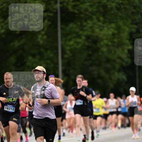 29.06.2025 - hella hamburg halbmarathon Dr. Thomas Lammeyer http://msf.ph/oto/8422763 29.06.2025 10:48:22 Kennedybrücke 1026, 1400, 1459, 2258, 2343, 2674, 2733, 3597, 4636, 4866, 5001, 5192, 5201, 5214, 5649, 5902, 5905, 6096, 6226, 6334, 6931, 7197, 8058, 8504, 8591, 9704, 9879, 10006, 10097, 10220, 10285, 10553, 11093, 11279 meine-sportfotos.de