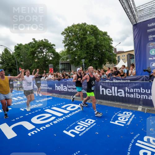 29.06.2025 - hella hamburg halbmarathon Zöllner http://msf.ph/oto/8422767 29.06.2025 10:54:31 Ziel 1442, 3426, 3794, 4635, 4868, 6511, 7129, 8772, 8798, 11009, 11797, 11799, 12321, 12362, 12607, 15146, 16327, 19067 meine-sportfotos.de