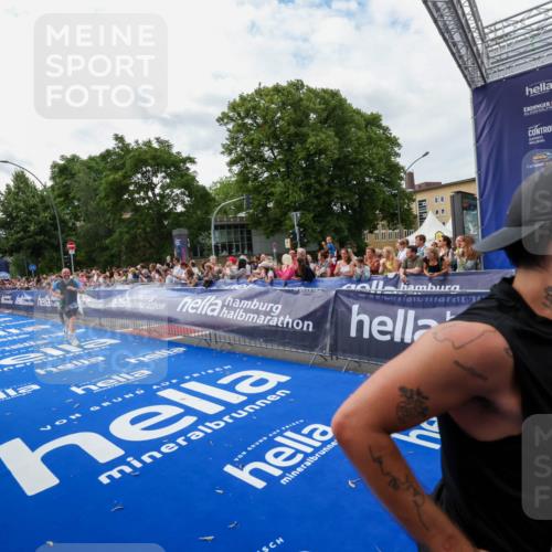 29.06.2025 - hella hamburg halbmarathon Zöllner http://msf.ph/oto/8422771 29.06.2025 10:32:43 Ziel 1990, 7965, 8062, 12987, 13961, 14293, 14908, 16619, 17117, 17151 meine-sportfotos.de