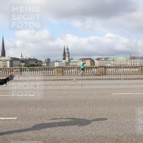 29.06.2025 - hella hamburg halbmarathon Lena Gebhardt http://msf.ph/oto/8422792 29.06.2025 08:57:52 Lombardsbrücke 5 meine-sportfotos.de