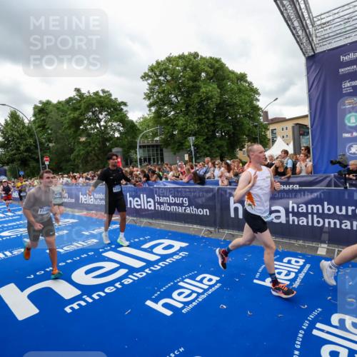 29.06.2025 - hella hamburg halbmarathon Zöllner http://msf.ph/oto/8422825 29.06.2025 10:54:33 Ziel 2474, 3426, 3794, 4868, 5259, 7129, 8798, 11009, 11797, 11799, 12321, 12607, 15146, 16327, 19067 meine-sportfotos.de