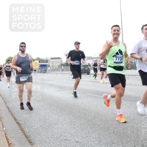 29.06.2025 - hella hamburg halbmarathon Lena Gebhardt http://msf.ph/oto/8422832 29.06.2025 10:52:54 Lombardsbrücke 16794, 18106, 12994, 7731, 472, 1369, 1826, 2146, 2291, 2362, 2420, 2528, 2701, 2983, 2988, 3140, 3227, 3787, 4591, 4626, 4729, 5360, 6135, 6521, 7032, 7511, 7681, 7737, 8641, 9068, 9070, 9103, 9545, 10055, 10080, 10392, 10417, 10568, 10600, 10661, 10879, 10928, 10981, 11297, 11520, 11524, 11919, 12127, 12128, 12994, 13489, 13916, 13917, 14009, 14765, 14807, 14977, 14979, 16137 meine-sportfotos.de