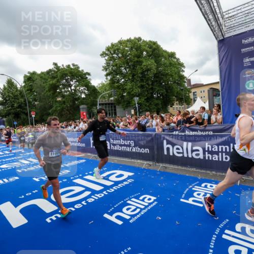 29.06.2025 - hella hamburg halbmarathon Zöllner http://msf.ph/oto/8422837 29.06.2025 10:54:33 Ziel 2474, 3426, 3794, 4868, 5259, 7129, 8798, 11009, 11797, 11799, 12321, 12607, 15146, 16327, 19067 meine-sportfotos.de