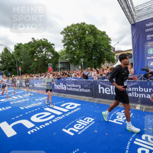 29.06.2025 - hella hamburg halbmarathon Zöllner http://msf.ph/oto/8422844 29.06.2025 10:54:34 Ziel 2474, 3794, 4868, 5259, 7129, 8798, 11009, 11797, 11799, 12321, 12607, 15146, 19067 meine-sportfotos.de