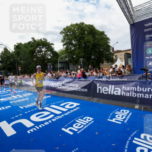 29.06.2025 - hella hamburg halbmarathon Zöllner http://msf.ph/oto/8422855 29.06.2025 10:32:46 Ziel 1990, 7965, 8062, 12987, 13961, 14028, 15054, 16619, 17117, 17151 meine-sportfotos.de