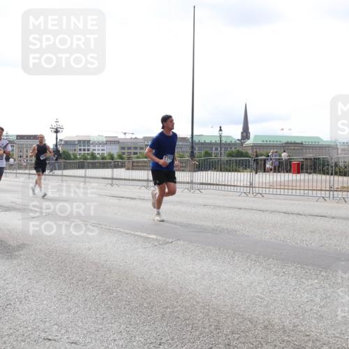 29.06.2025 - hella hamburg halbmarathon Lena Gebhardt http://msf.ph/oto/8422877 29.06.2025 10:28:03 Lombardsbrücke 15607, 1148, 2080, 3389, 3445, 5177, 5369, 5604, 5847, 6214, 6632, 7497, 7667, 7764, 7978, 8085, 8215, 8327, 9567, 9653, 9654, 9688, 10412, 10413, 11692, 11739, 12780, 12823, 12842, 13043, 13045, 13296, 13568, 13678, 13860, 14017, 14155, 14206, 15123, 15607, 15608, 16569, 16804, 16838, 17427, 18012, 18256, 18301, 18626 meine-sportfotos.de