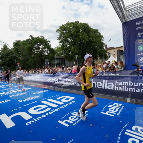29.06.2025 - hella hamburg halbmarathon Zöllner http://msf.ph/oto/8422884 29.06.2025 10:32:47 Ziel 1990, 7965, 8062, 12987, 13961, 14028, 15054, 17117, 17151 meine-sportfotos.de
