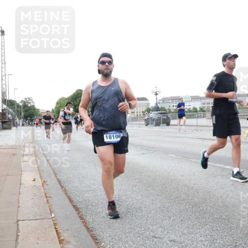 29.06.2025 - hella hamburg halbmarathon Lena Gebhardt http://msf.ph/oto/8422888 29.06.2025 10:52:55 Lombardsbrücke 18106, 1369, 1826, 2146, 2291, 2362, 2420, 2528, 2701, 2983, 2988, 3140, 3227, 3787, 4591, 4626, 4729, 5360, 6135, 6521, 7032, 7511, 7681, 7737, 8641, 9068, 9070, 9103, 9545, 10055, 10080, 10392, 10417, 10568, 10600, 10661, 10879, 10928, 10981, 11520, 11524, 11919, 12127, 12128, 12994, 13489, 13916, 13917, 14009, 14765, 14807, 14977, 14979, 16137 meine-sportfotos.de
